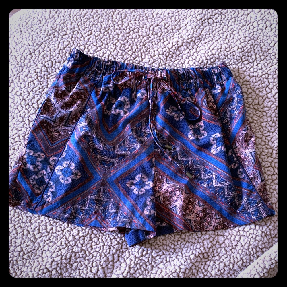 Printed Vintage Shorts. 🦋🌺 Fits size medium!
